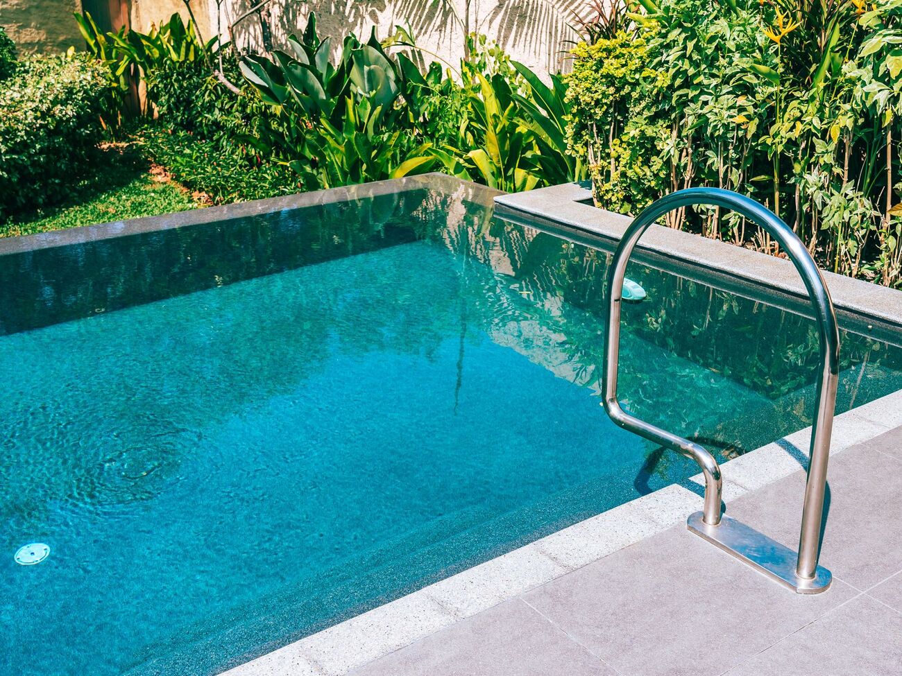 Украинца нашли мертвым в бассейне