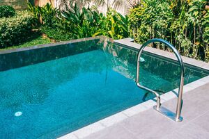 Українця виявили мертвим у басейні