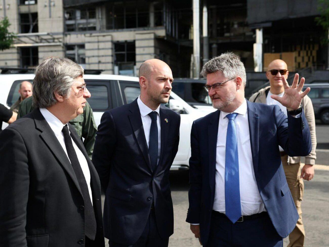 Барро (на фото – посередине) прибыл в Украину поездом