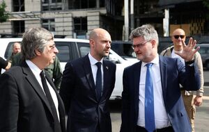 Барро (на фото – посередине) прибыл в Украину поездом