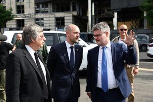 Барро (на фото – посередине) прибыл в Украину поездом