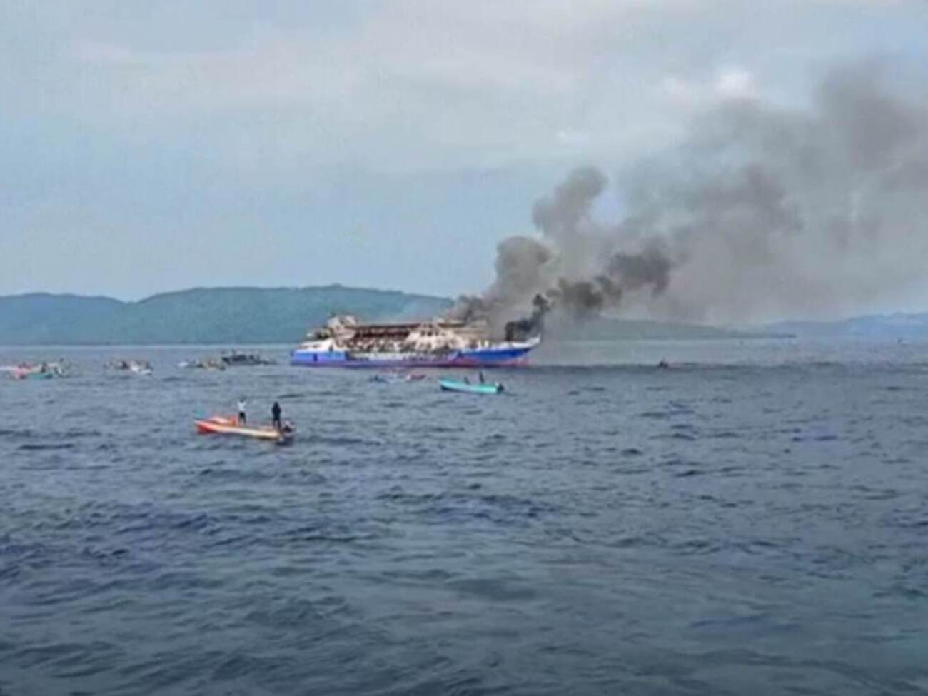 Спасательные экипажи вытащили многих людей из воды и доставили их на соседние острова