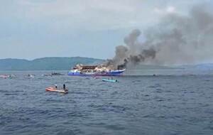 Спасательные экипажи вытащили многих людей из воды и доставили их на соседние острова