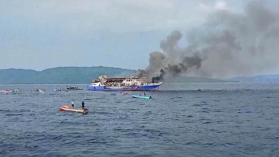 Рятувальні екіпажі витягли чимало людей із моря й доправили їх на сусідні острови