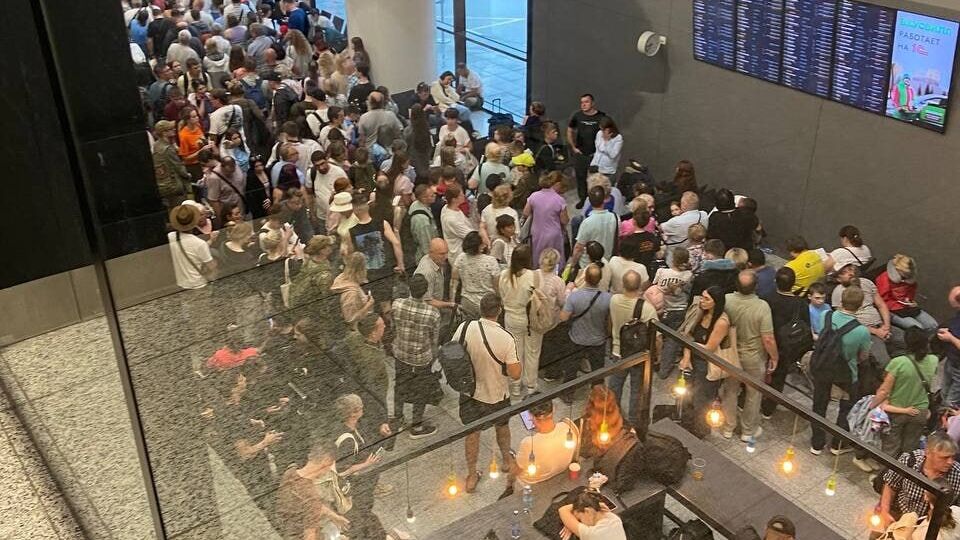 Росіяни годинами чекають на рейси в аеропортах