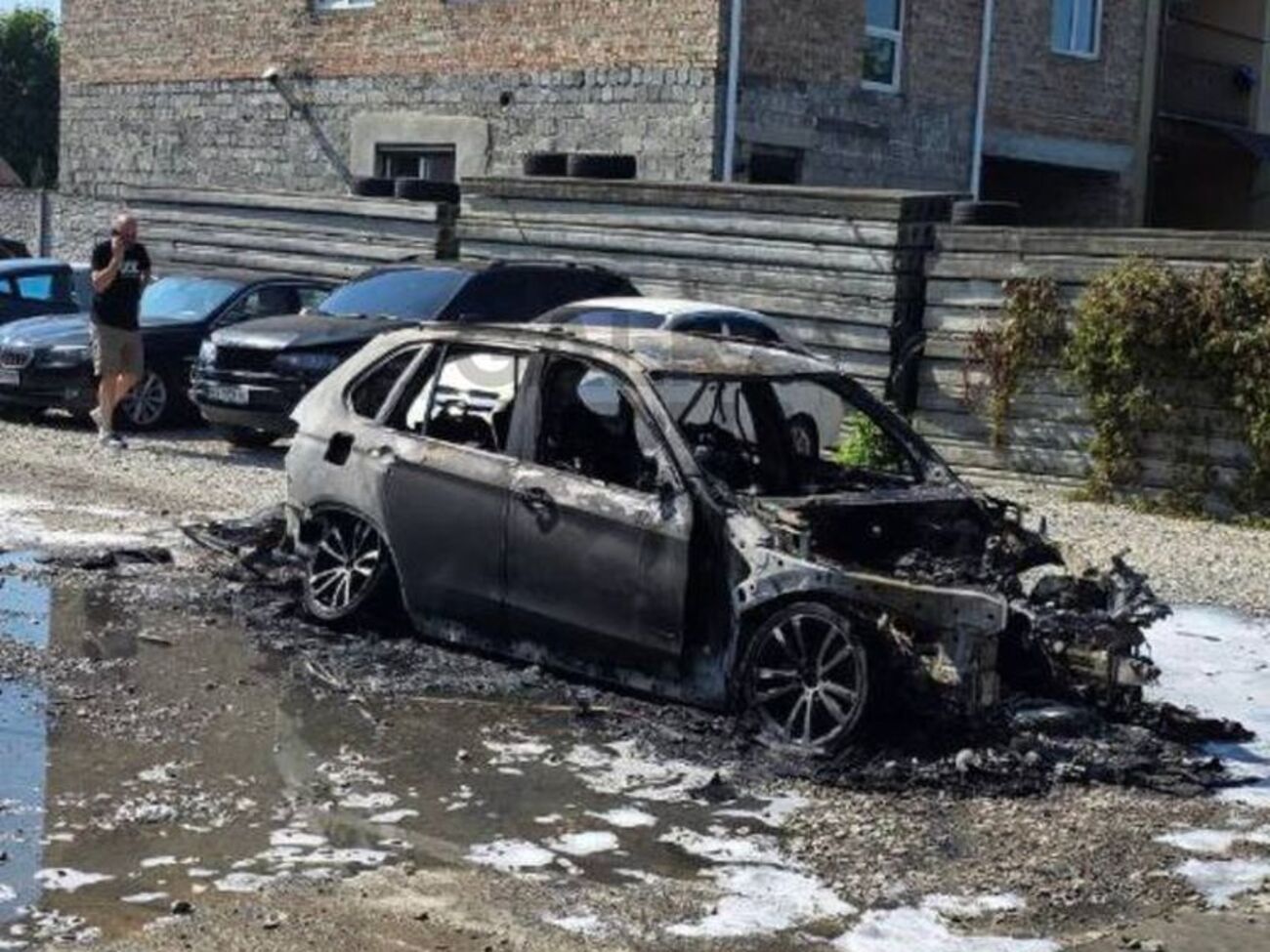 Автомобіль повністю згорів