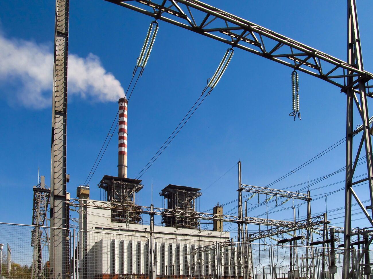 Працівники ДТЕК відновили електрику для жителів кількох областей після обстрілів минулого тижня