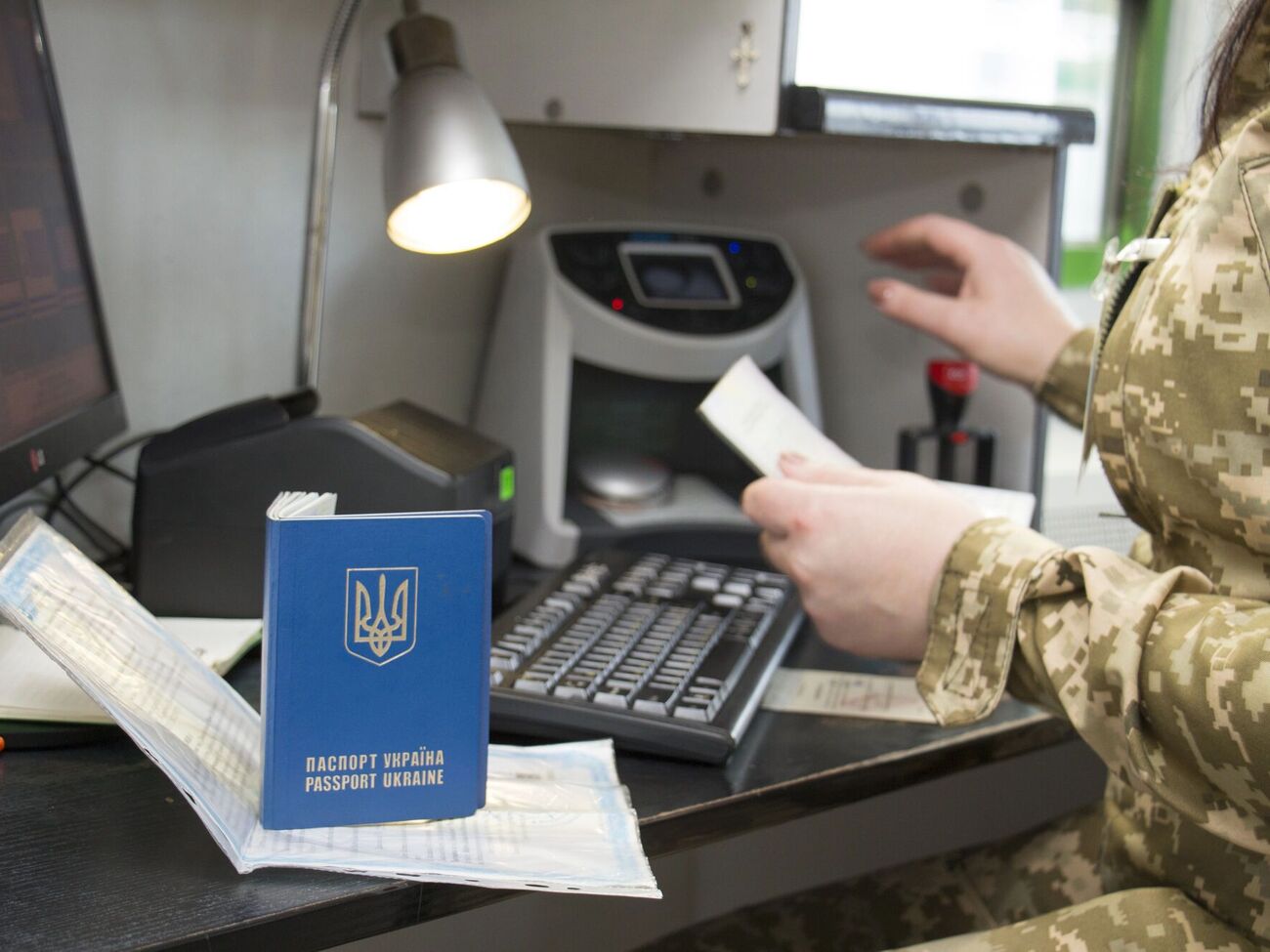 Відповідно до Конституції, в Україні є "єдине громадянство"