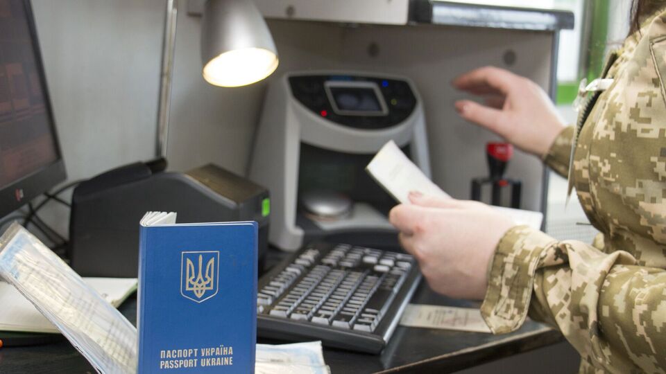 Відповідно до Конституції, в Україні є "єдине громадянство"