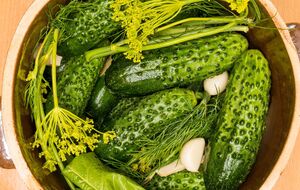Для маринаду знадобиться п'ять зубчиків часнику