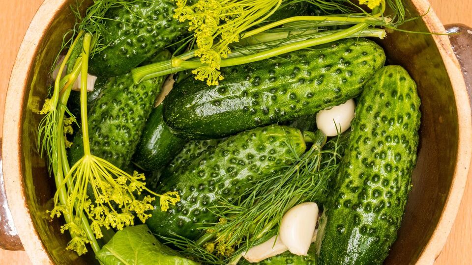 Для маринаду знадобиться п'ять зубчиків часнику