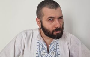 Це війна, тупа ти квочко із золотою карткою "Аерофлоту". На що чекаєте? Коли ручки-ніжки будуть на вулицях?