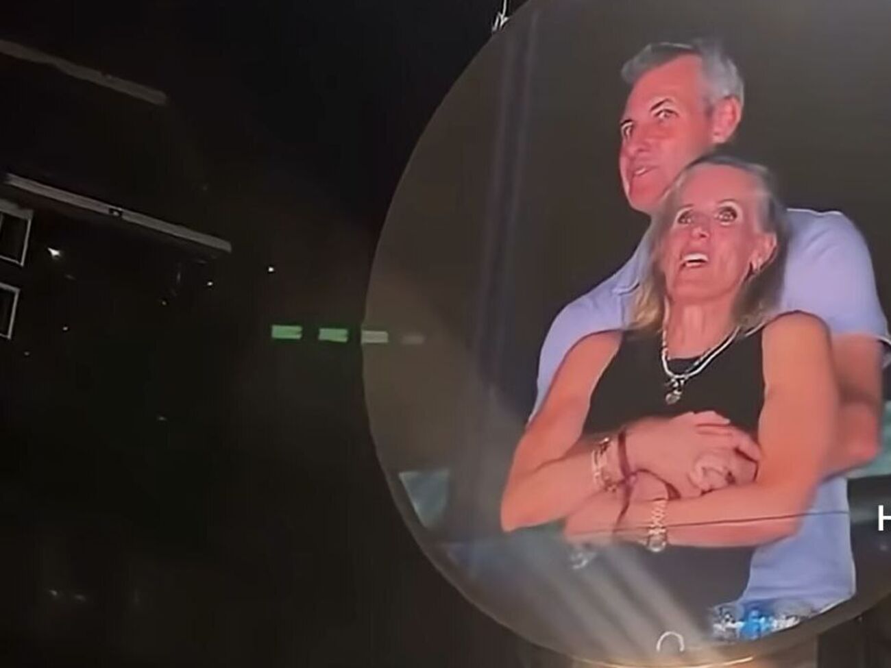 Женатый мужчина после того, как его засветили с любовницей, подал в отставку