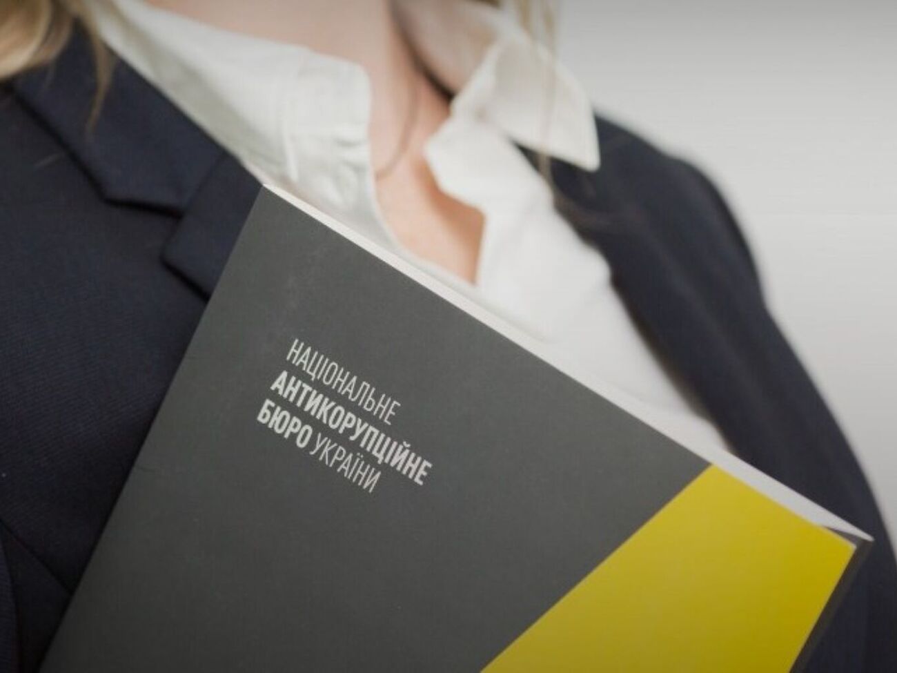 Активисты Transparency International Ukraine предположили, что следственными действиями хотели повлиять на деятельность НАБУ и САП