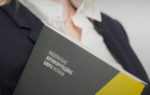 Активисты Transparency International Ukraine предположили, что следственными действиями хотели повлиять на деятельность НАБУ и САП