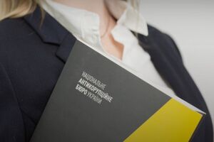 Активисты Transparency International Ukraine предположили, что следственными действиями хотели повлиять на деятельность НАБУ и САП