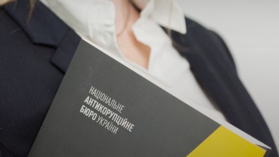 Активісти із Transparency International Ukraine припустили, що слідчими діями хотіли вплинути на діяльність НАБУ і САП