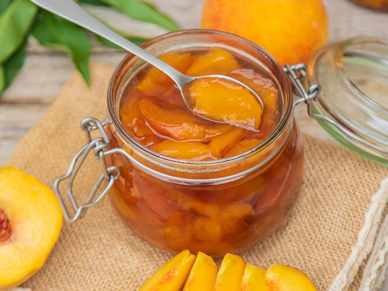 Для варення знадобляться 1 кг персиків і 500 г яблук