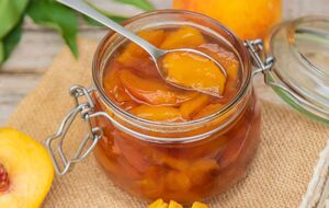 Для варення знадобляться 1 кг персиків і 500 г яблук