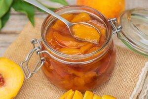 Для варенья понадобятся 1 кг персиков и 500 г яблок