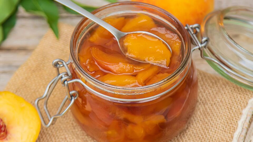 Для варенья понадобятся 1 кг персиков и 500 г яблок