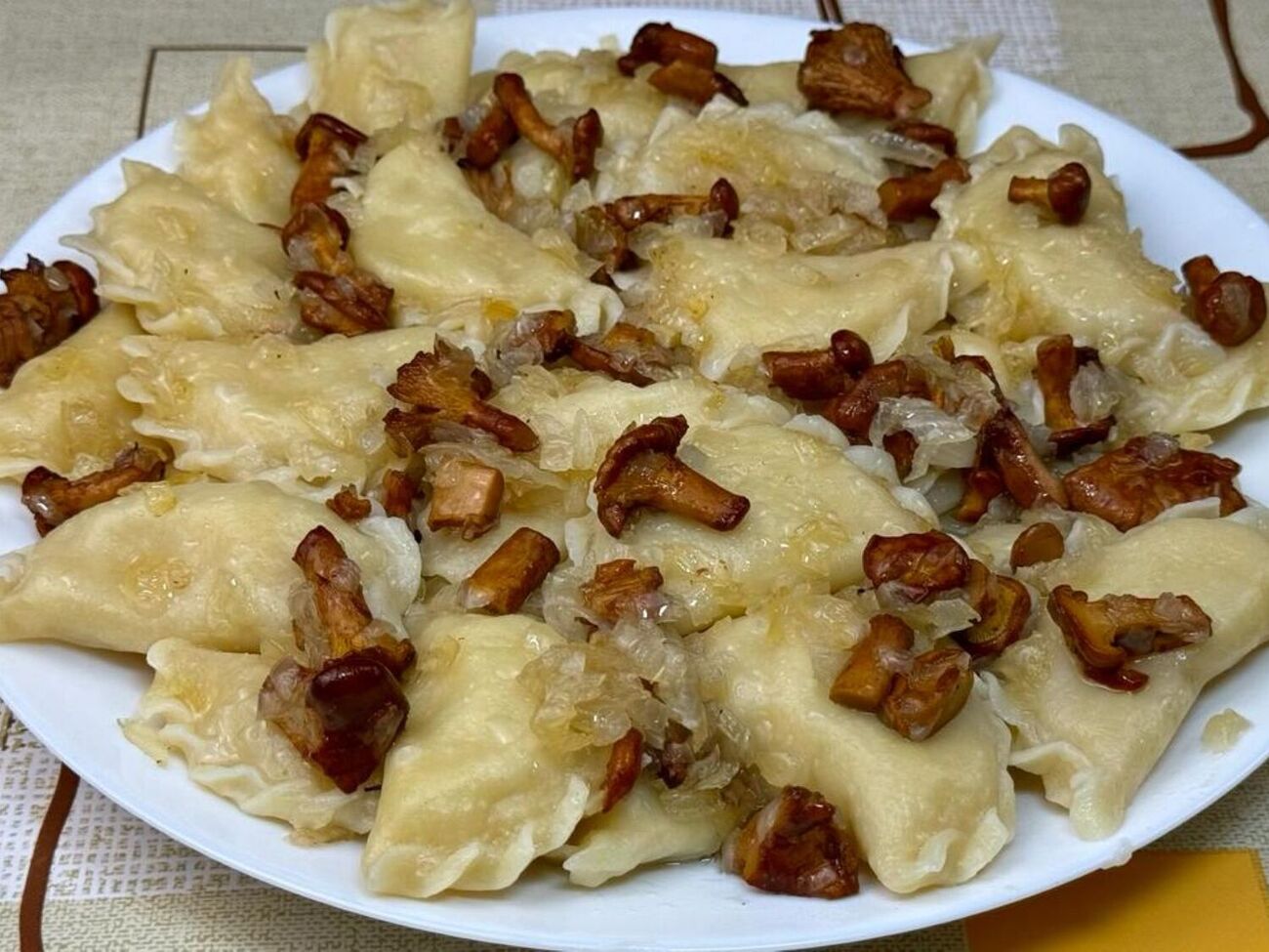 Приготовьте вареники в течение четырех минут в подсоленной воде