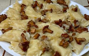 Приготовьте вареники в течение четырех минут в подсоленной воде