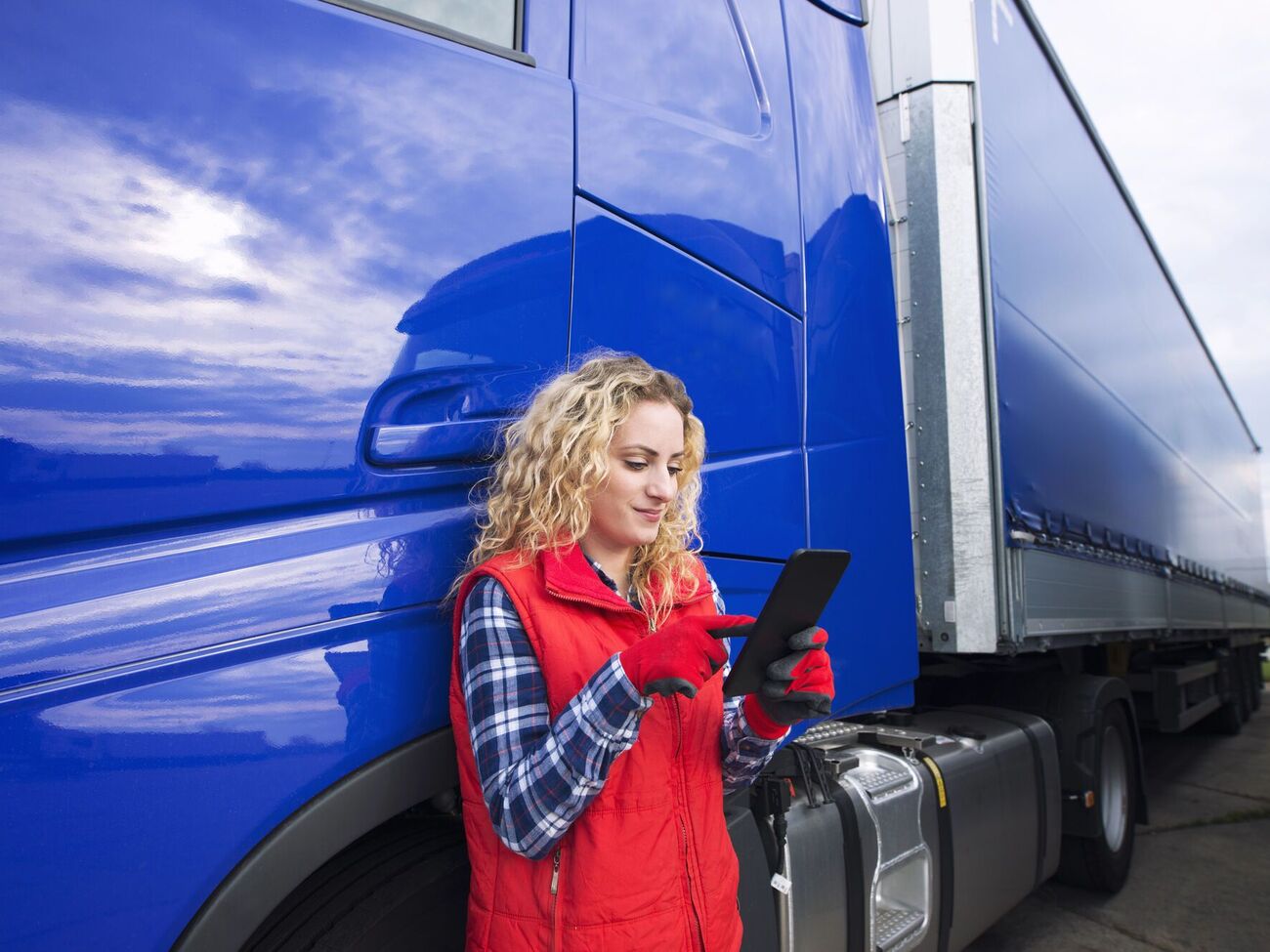 Чтобы поощрить женщин, предлагают обустроить в грузовиках душевые, туалеты и кухни