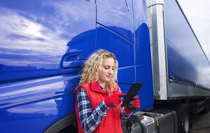 Чтобы поощрить женщин, предлагают обустроить в грузовиках душевые, туалеты и кухни