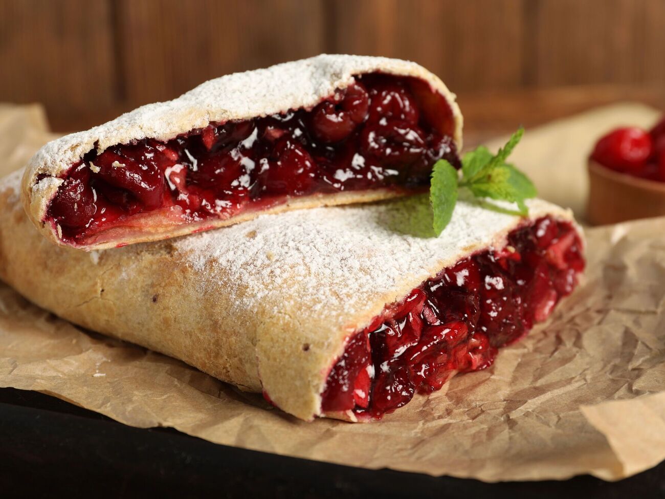 В домашнем штруделе большое количество начинки