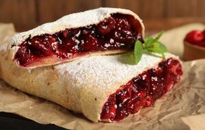 В домашнем штруделе большое количество начинки