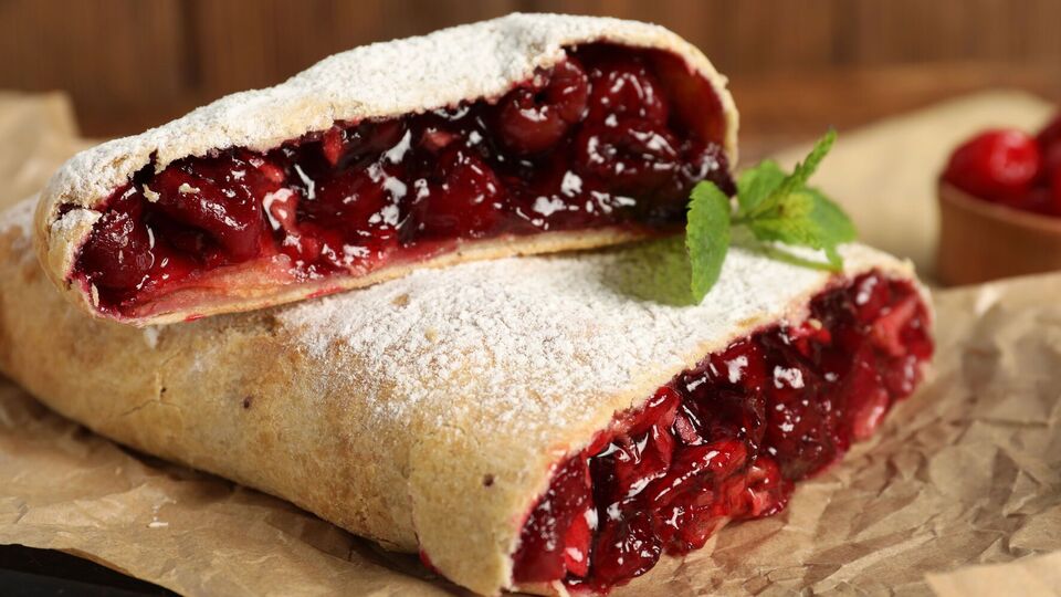 В домашнем штруделе большое количество начинки