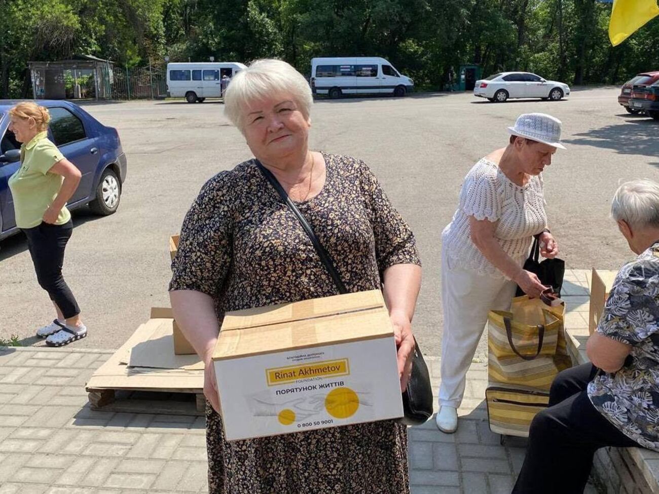 У Дніпрі хаб "Центр підтримки ВПО Курахівської громади" видає допомогу переселенцям