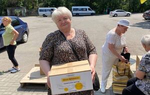 В Днепре хаб "Центр поддержки ВПЛ Кураховской общины" выдает помощь переселенцам