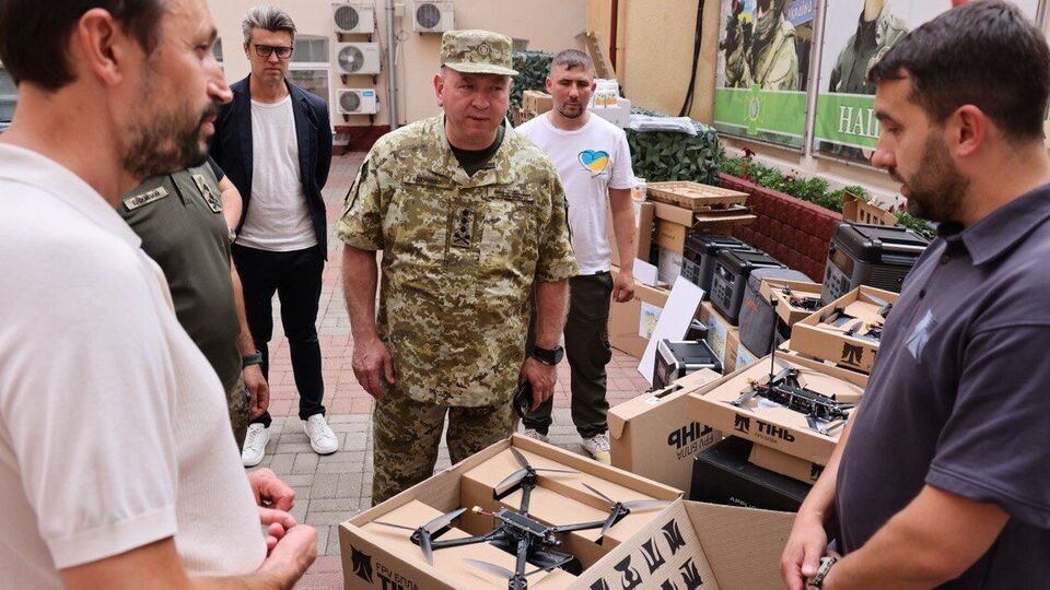 Фонд доставляет помощь в боевые подразделения пограничников и в медицинские учреждения, сказал Дейнеко