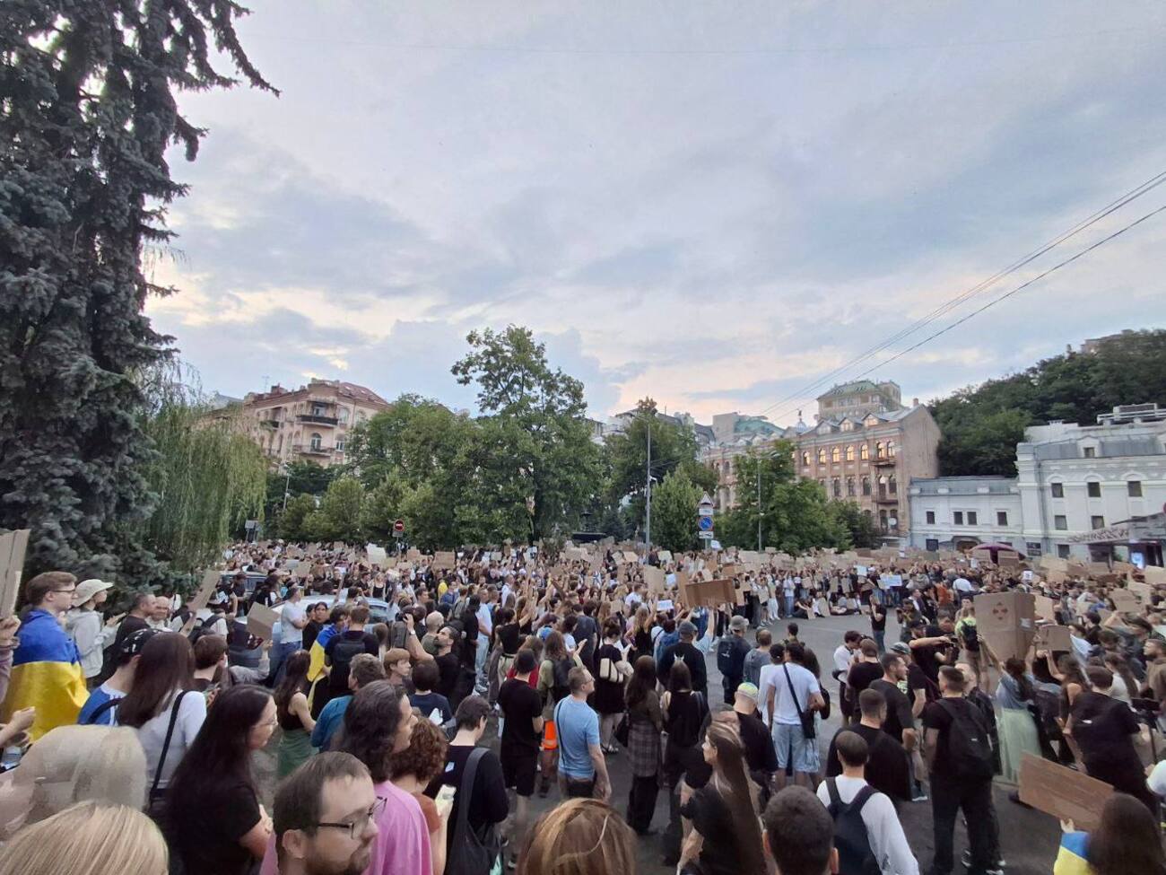 В Украине люди протестуют против законопроекта об ограничении независимости НАБУ и САП, принятого Верховной Радой