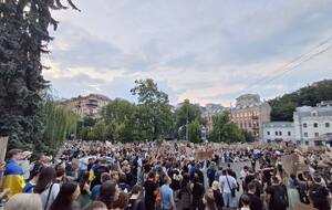 В Україні люди протестують проти законопроєкту щодо обмеження незалежності НАБУ і САП, який ухвалила Верховна Рада