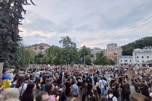 В Украине люди протестуют против законопроекта об ограничении независимости НАБУ и САП, принятого Верховной Радой