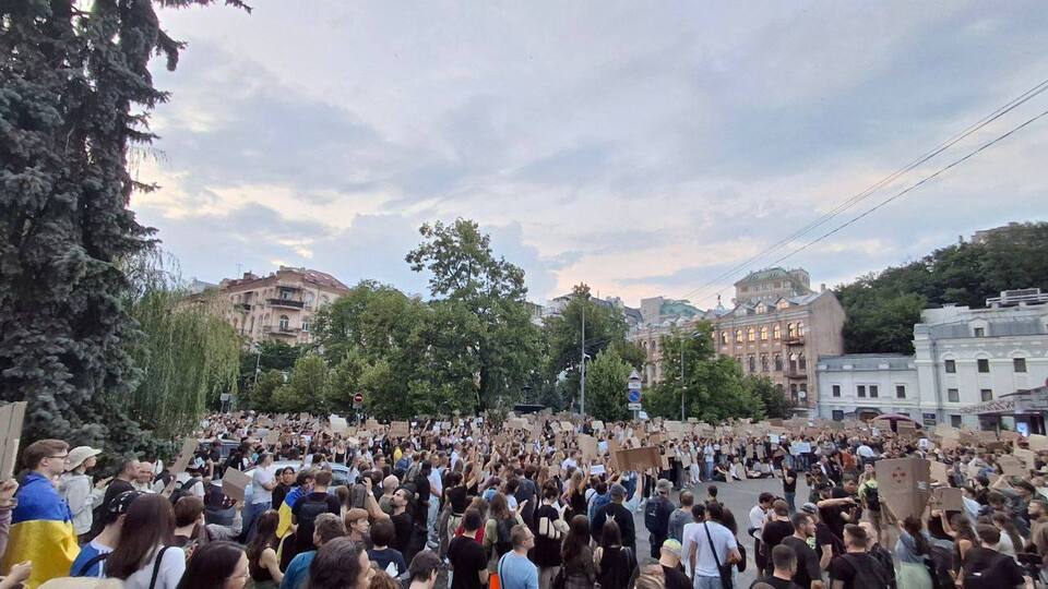 В Украине люди протестуют против законопроекта об ограничении независимости НАБУ и САП, принятого Верховной Радой
