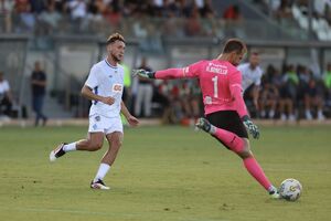 Счет открыл Ванат (в светлой форме)