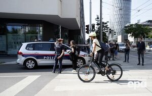 Мать перевезла девочку с сестрами в Австрию из-за войны