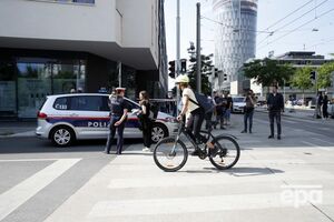 Мать перевезла девочку с сестрами в Австрию из-за войны