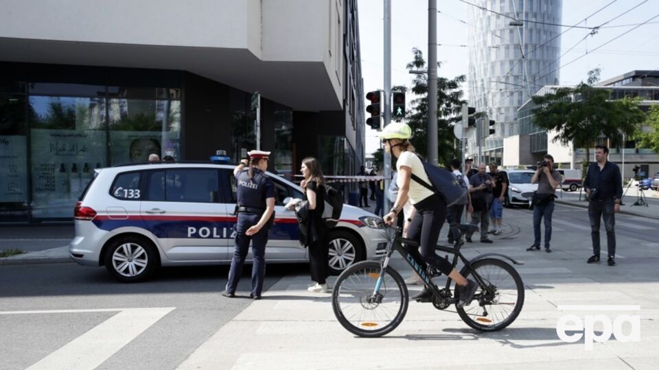 Мать перевезла девочку с сестрами в Австрию из-за войны