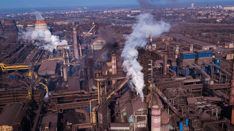 Неэффективные санкции и исключения позволяют российской металлургии экспортировать в ЕС, пишет GMK Center