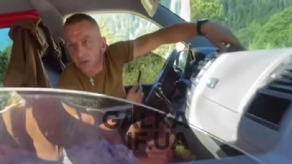 На видео попал военный за рулем автомобиля
