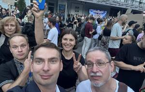 Украинцы вышли на акции протеста, требуя отмены норм об ограничении независимости НАБУ и САП