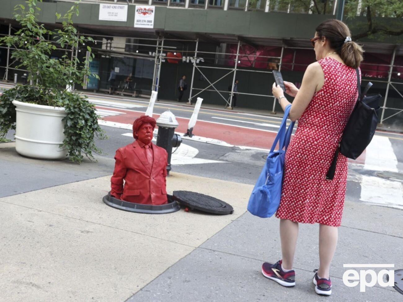 Скульптуру показывали на Манхэттене