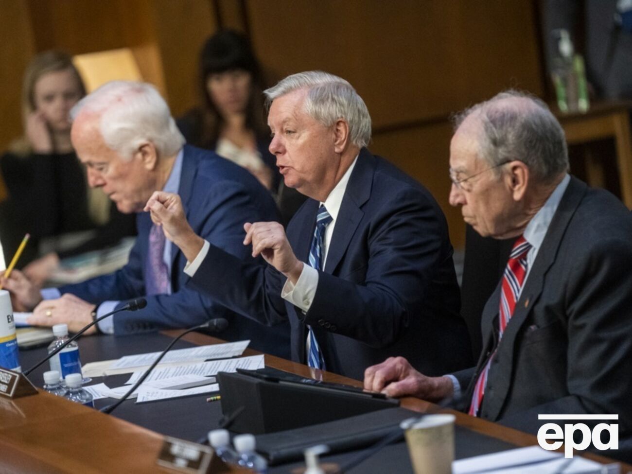 Грэм (в центре) вместе с коллегой Шахин обратился к Зеленскому