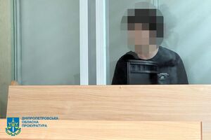 Следствие считает, что утром 23 июля подозреваемый напал на незнакомую женщину возле банкомата и нанес ей по меньшей мере пять ножевых ранений