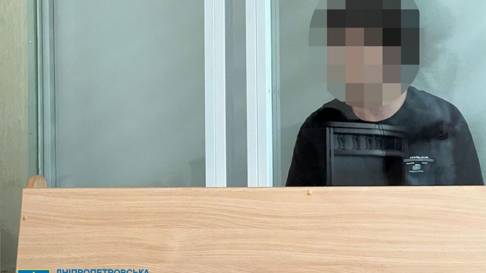 Следствие считает, что утром 23 июля подозреваемый напал на незнакомую женщину возле банкомата и нанес ей по меньшей мере пять ножевых ранений